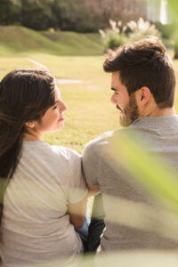 Casal se olhando em lugar bonito
