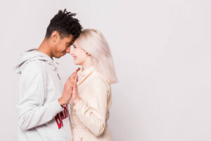 Casal dando as mãos de frente após simpatia