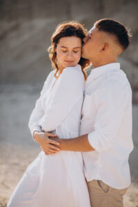 Casal se abraçando com os olhos fechados após feitiço bem feito