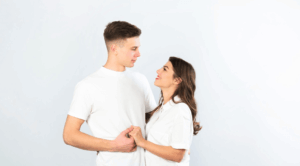 Casal se olhando feliz com fundo branco