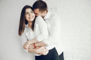 Casal feliz se abraçando e sorrindo após amor de volta